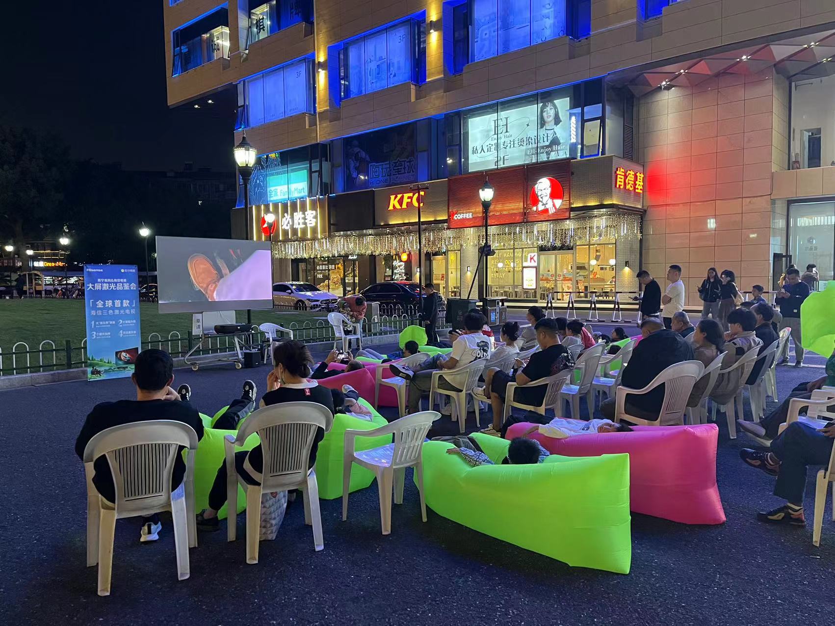 水晶城露天電影盛宴，歡聲笑語(yǔ)中感受夜晚魅力
