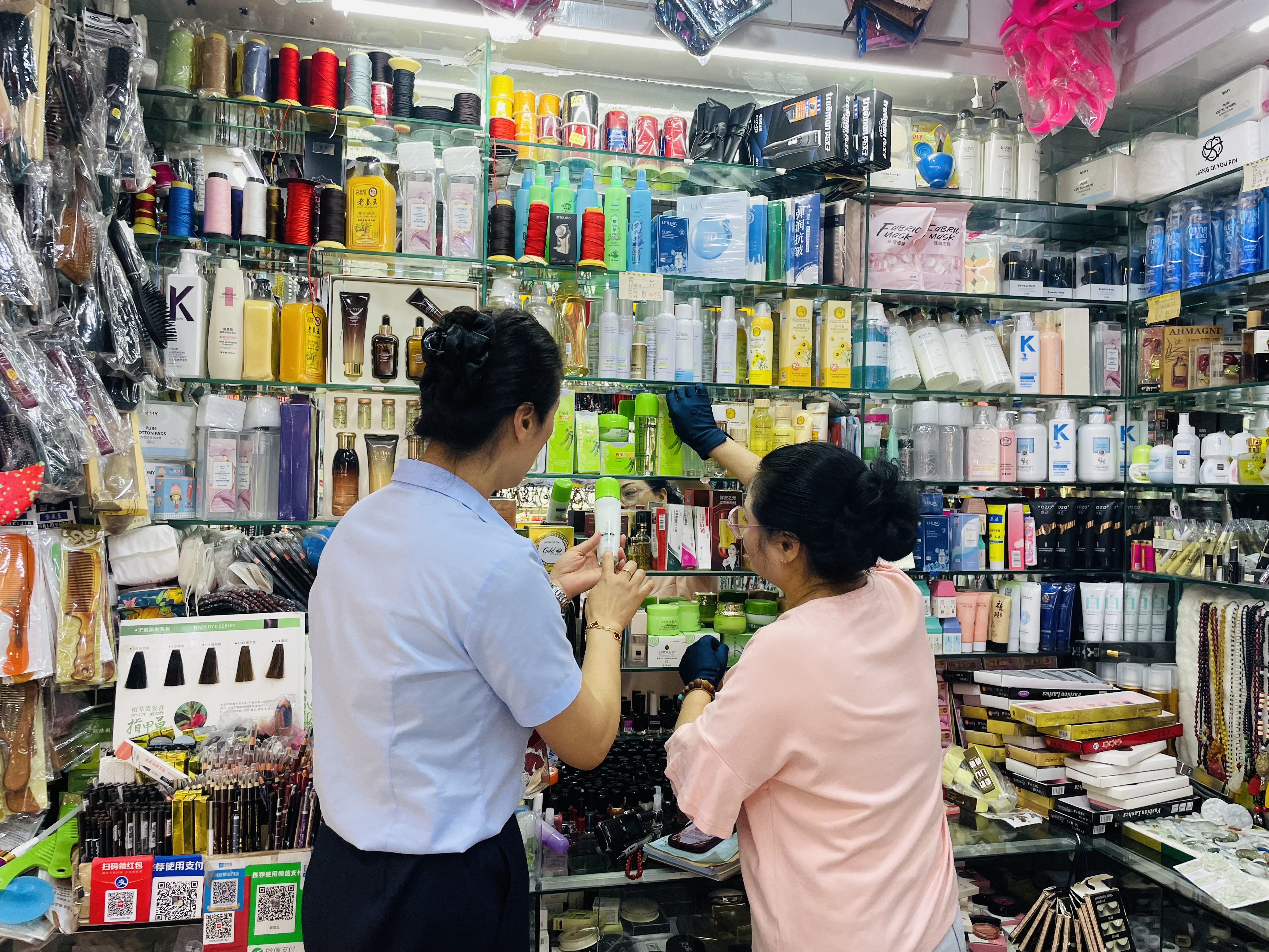 錢江商城開(kāi)展日化專項(xiàng)檢查 守護(hù)消費(fèi)者消費(fèi)安全
