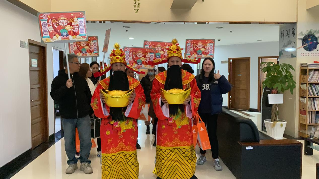 正月十五元宵到，財(cái)神到來(lái)，請(qǐng)接福！